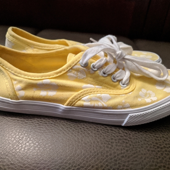 YELLOW FLORAL SNEAKERS SIZE 7 WOMAN'S - Picture 1 of 4